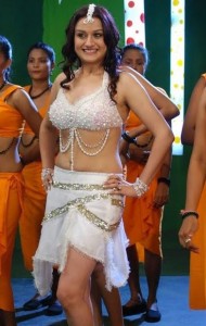 Sonia Agarwal Hot Navel Photos in Oru Nadigaiyin Vakkumoolam Movie 4