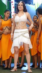 Sonia Agarwal Hot Navel Photos in Oru Nadigaiyin Vakkumoolam Movie 8