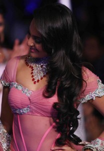 Bollywood Actress Sonakshi Sinha Sexy Ramp Walk Picturues