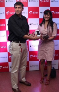 Varalakshmi Sarathkumar At iPhone 5 Launch Pictures