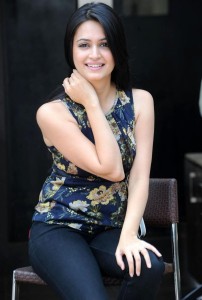 Actress Kriti Kharbanda Cute Smiling Photos 